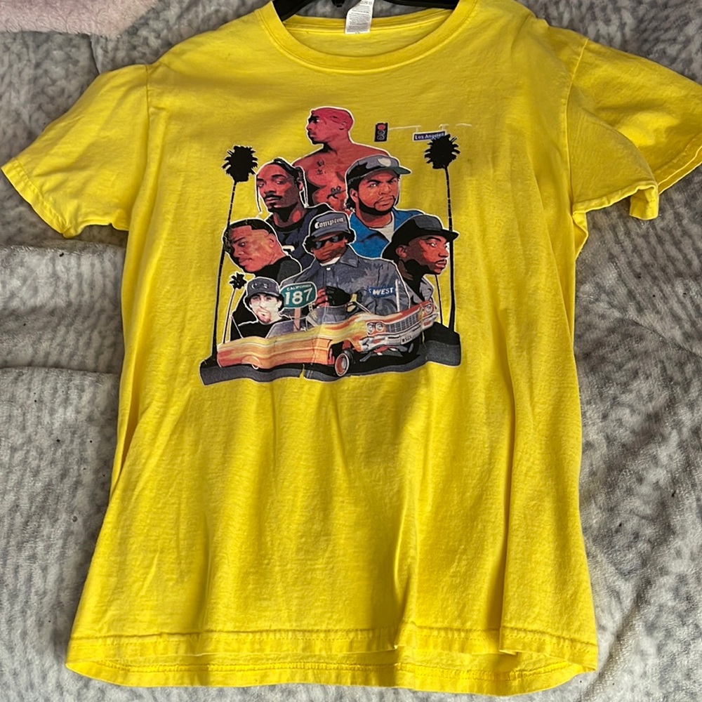 graphic tee - Picture 1 of 3
